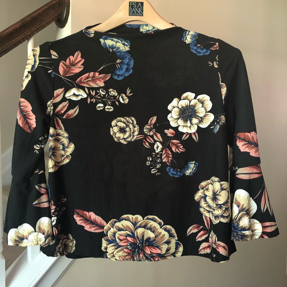 Try This Flowy Black Floral Crop Top Sz S